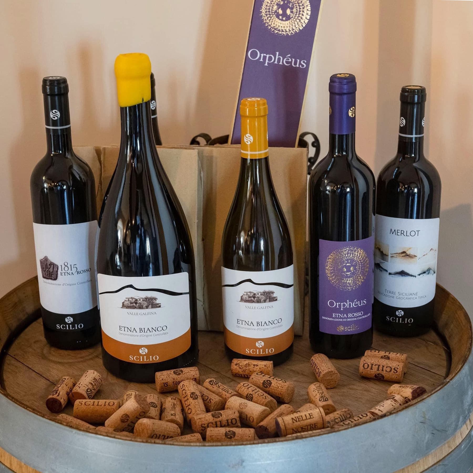 I vini Scilio in mostra su una botte