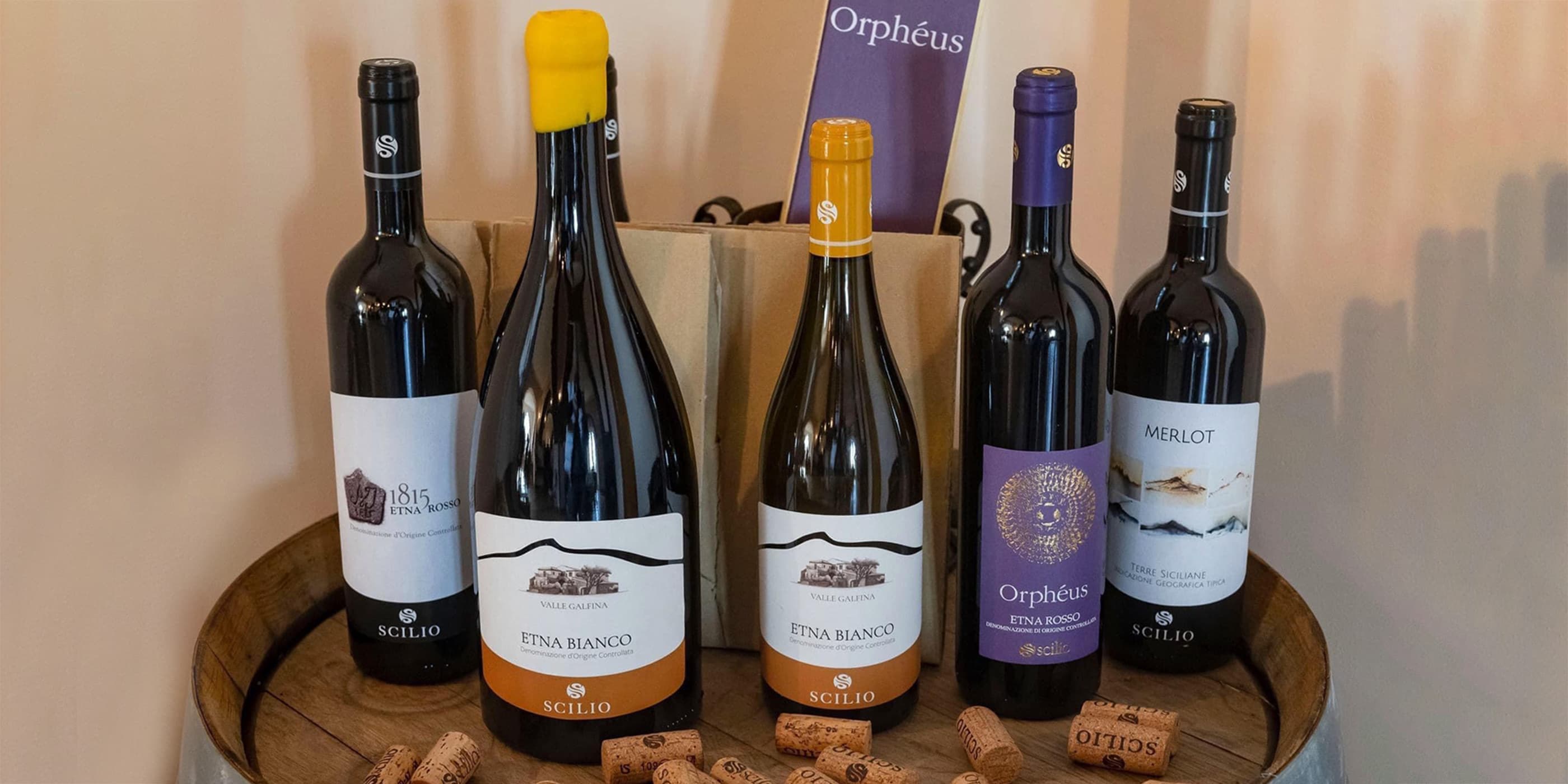 I vini Scilio in mostra su una botte