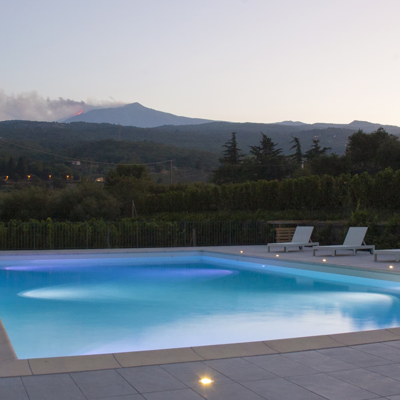 La piscina di sera con Etna di sfondo