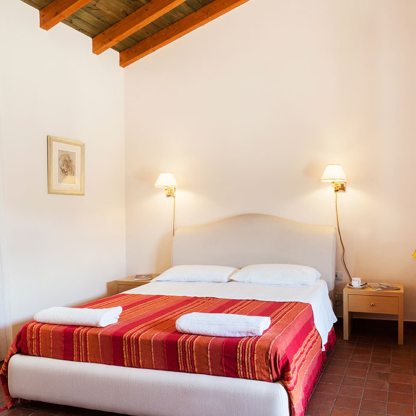 Stanza arredata con letto in evidenza all'interno dell'agriturismo Scilio